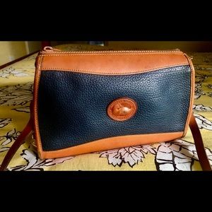 Gorgeous Dooney & Bourke pebble leather shoulder bag